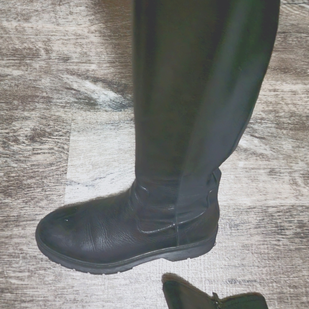 9.5 Calvin Klein boots ( black )